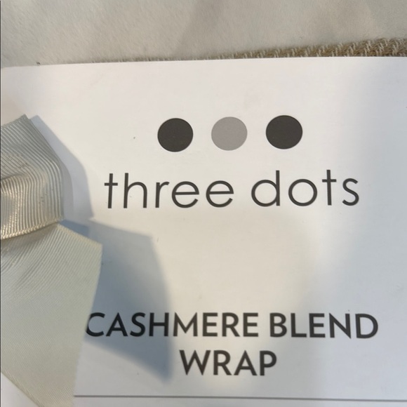 Three Dots Cashmere Blend Wrap, Cream plaid, OSFA, fringe detail, soft! NWT - Picture 2 of 6